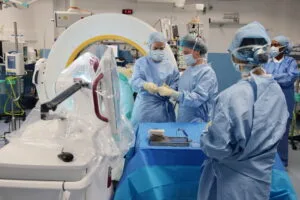 Bras robotisé d'implantation